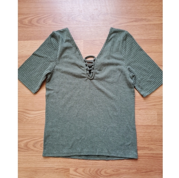 🆕 V-neck Lace Back Top - Picture 12 of 13